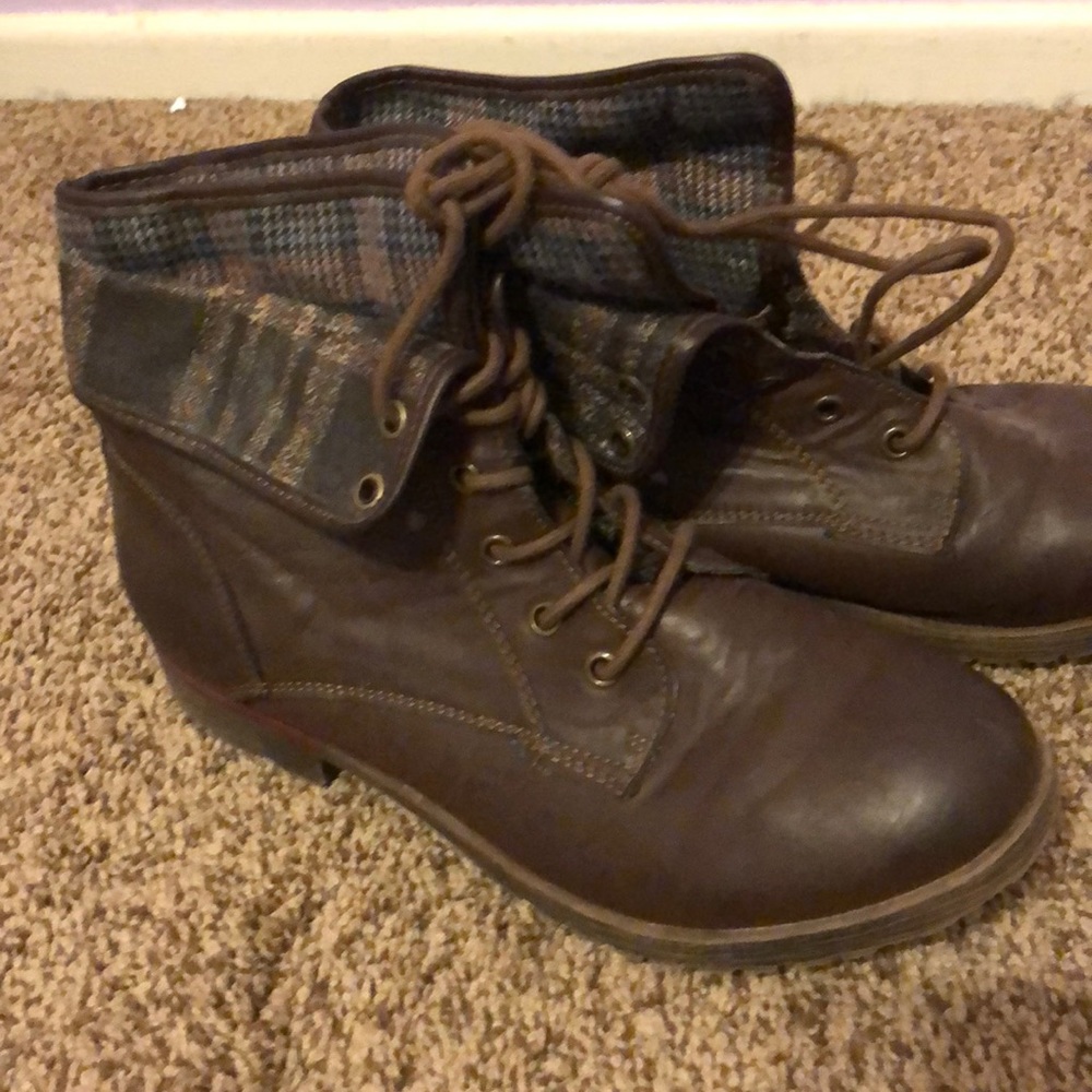 Combat boots